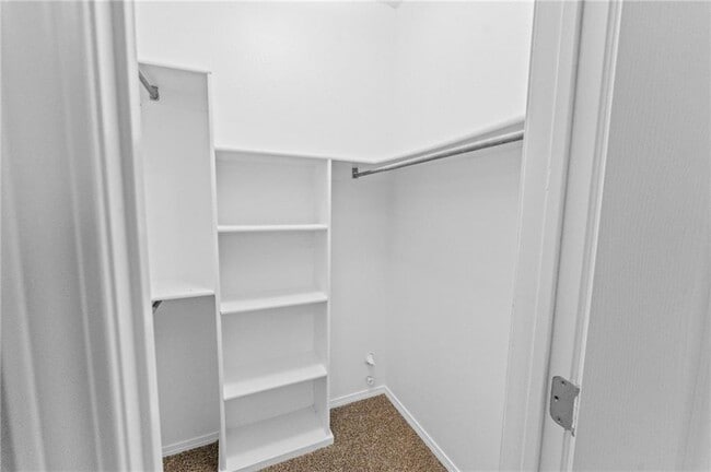 Building Photo - 1552 S Tally Ho Dr