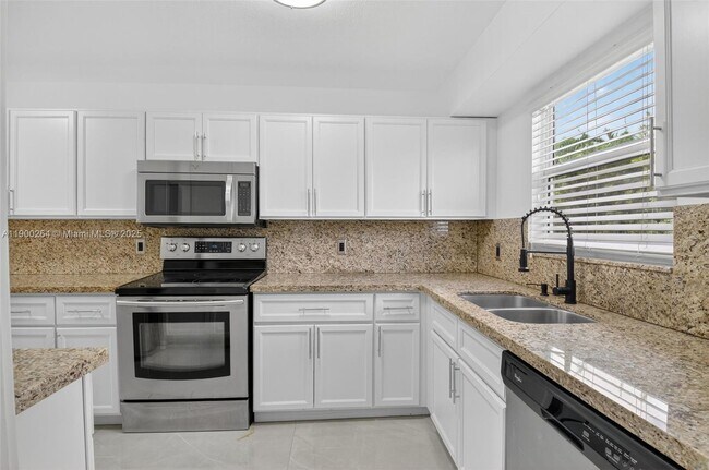 Building Photo - 5276 Pine Tree Dr