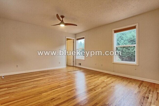 Building Photo - 3 Bed, 3 Bath Home with a LARGE 1/2 Acre Yard and Deck, Boathouse and 2 Bonus Rooms