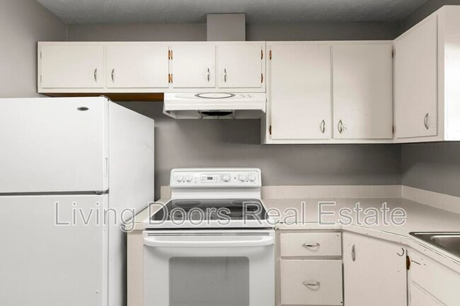 Building Photo - 348 S 5th St