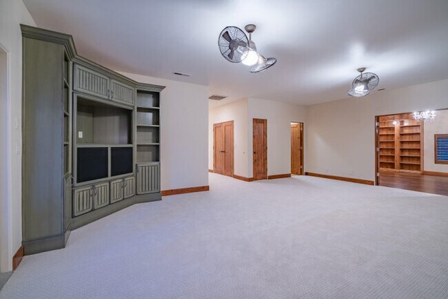 Building Photo - 340 Le Grande Cir