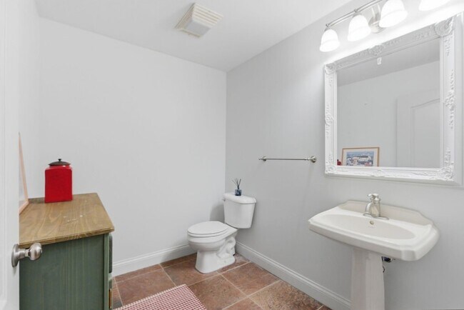 Building Photo - 500 Main St