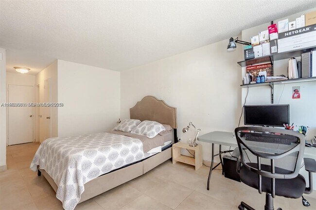 Building Photo - 1228 West Ave