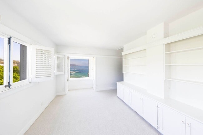 Building Photo - Incredible ocean views and private steps t...