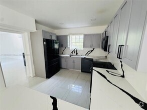 Building Photo - 516 Lavilla Dr