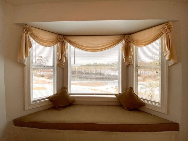 Building Photo - FULLY-FURNISHED GORGEOUS TOWNHOME!