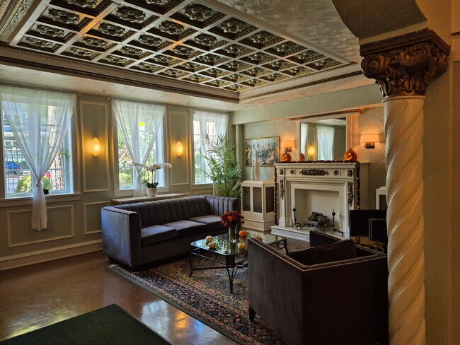 Lobby - 4531 Ashland N Ave