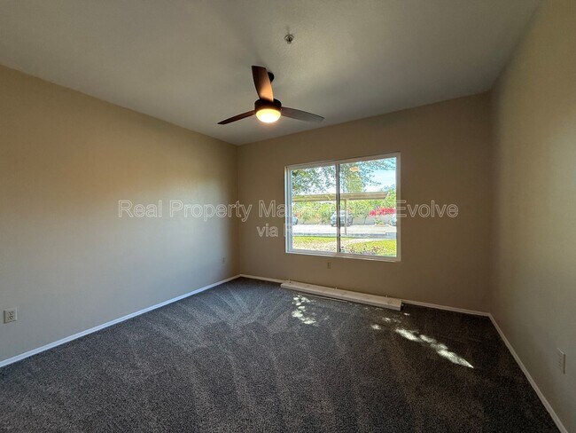 Building Photo - 750 E Northern Ave