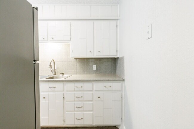 Building Photo - 3 Bedroom with 2 living rooms