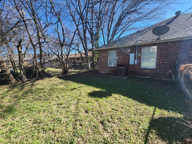 Building Photo - 3 Bedroom Duplex In South Fort Worth