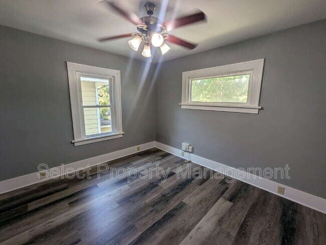 Building Photo - 822 Nuttman Ave