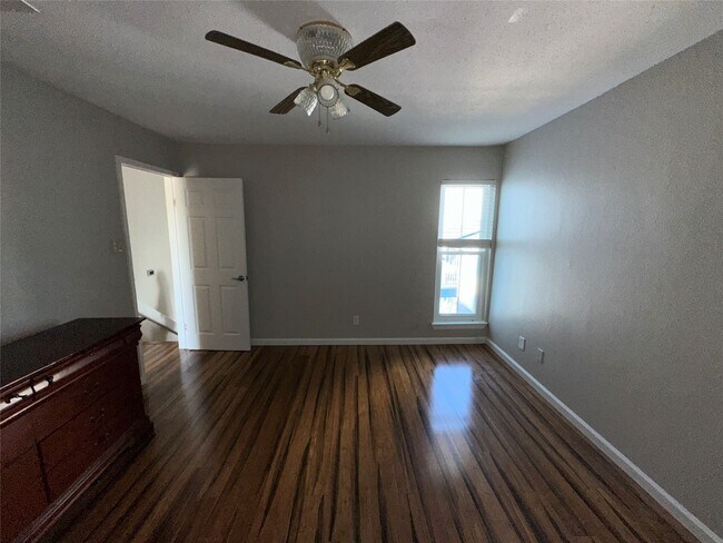 Building Photo - 3506 Cove View Blvd