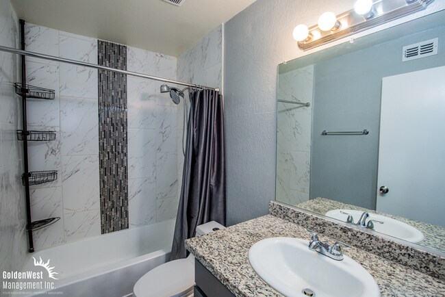 Building Photo - Charming 2Bdm 2Ba Condo in Gated Community!