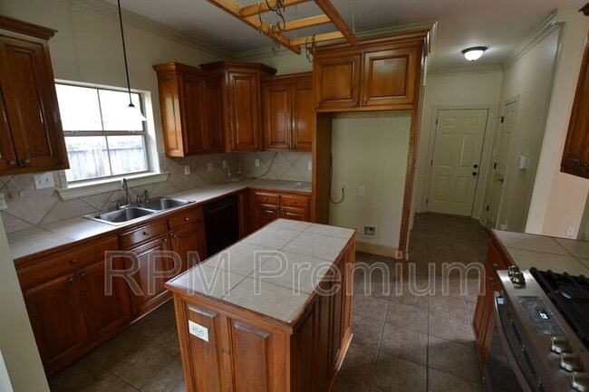 Building Photo - 2691 Woodbend