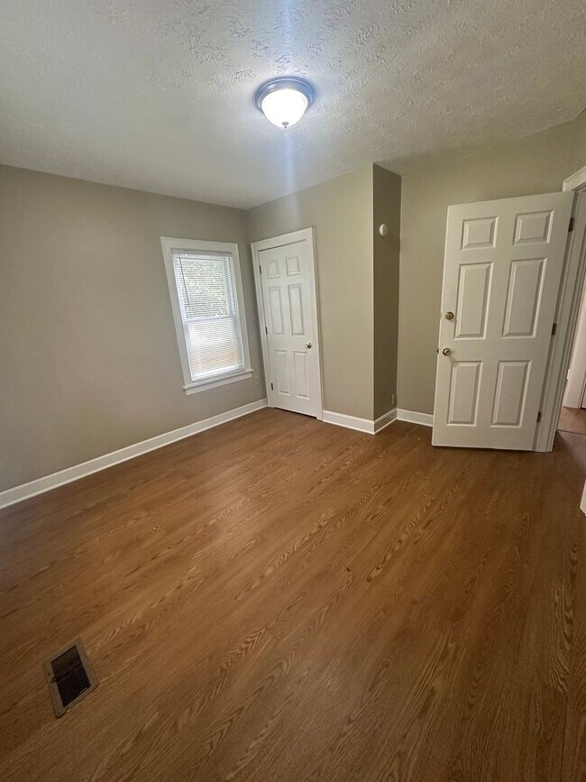 Building Photo - 649 Golfview Dr