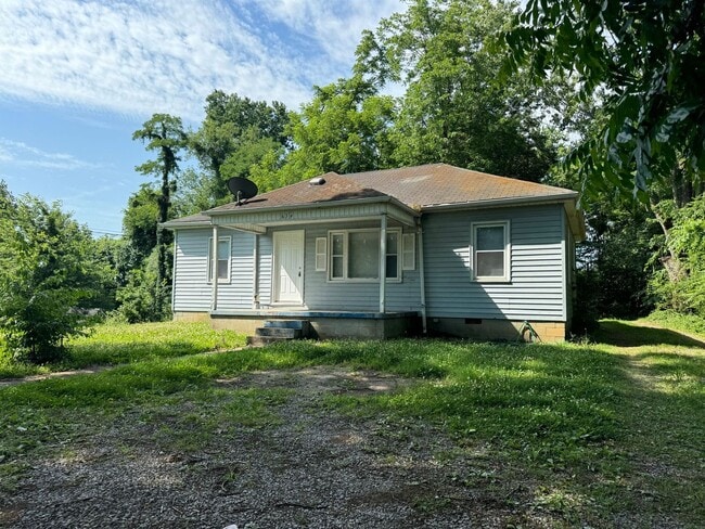 Building Photo - Great Location! Large Home with 3 bedrooms...