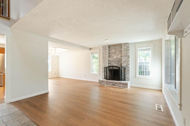 Building Photo - Comfortable 4-bdrm/2.5-bath home in Hillsb...