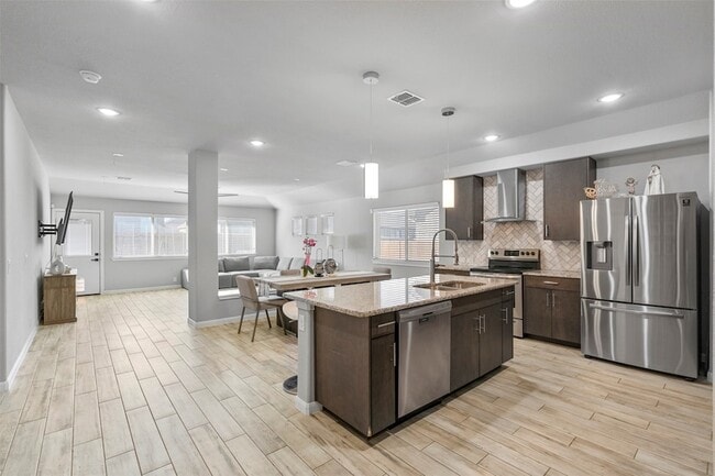 Building Photo - 817 Cloverwood Dr