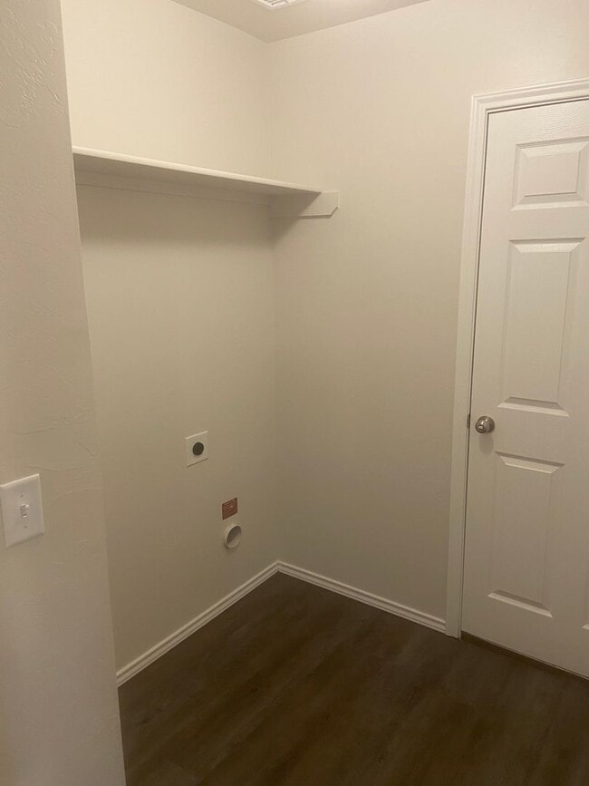 Building Photo - Pre-Leasing Available — Spacious 3-Bedroom, 2-Bath Home in Shadow Valley