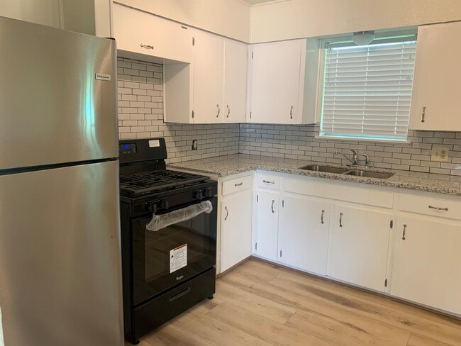 Building Photo - 305 Avenue F