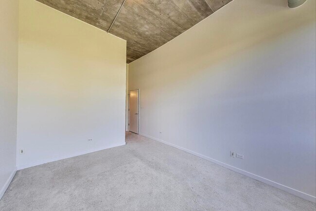 Building Photo - 1071 W 15th St