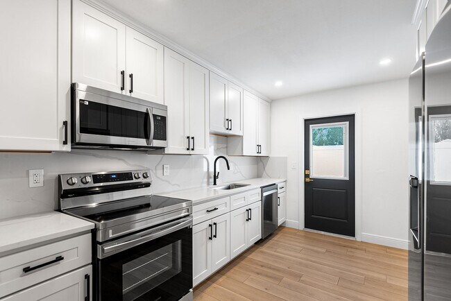 Building Photo - 3011 W Binnicker Ave