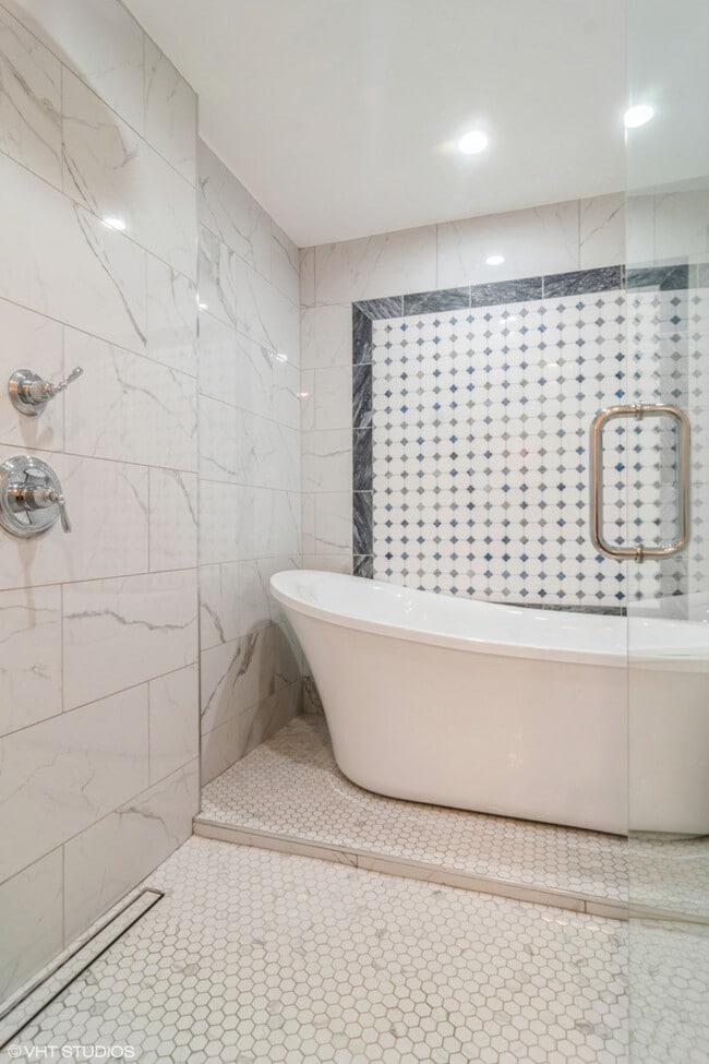 Building Photo - 4024 N Maplewood Ave