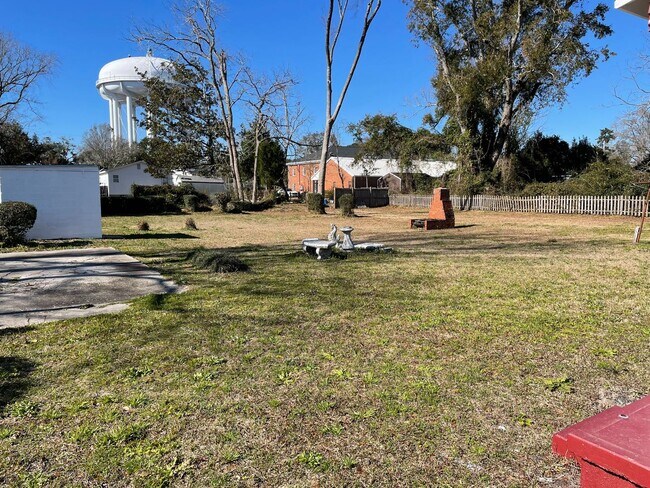 Building Photo - Charming older home close to downtown!
