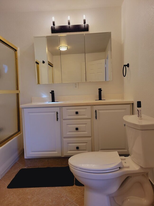 Building Photo - AVAILABLE NOW! 3 BEDROOM/2 BATH IN FAIRFIELD