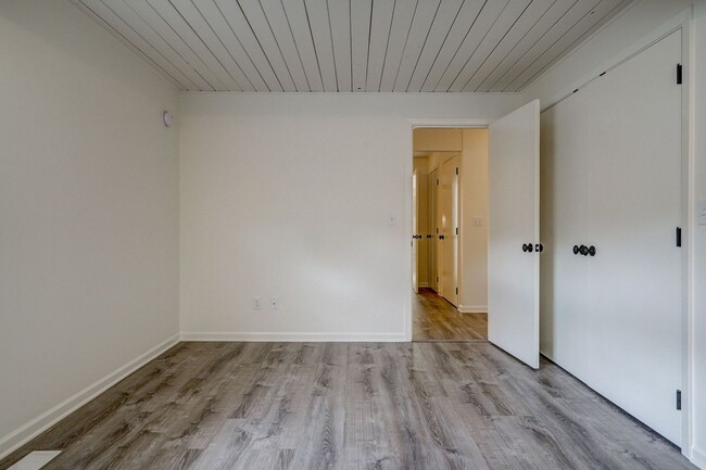 Building Photo - Updated 3 Bedroom 2 Bath Single Level Dupl...
