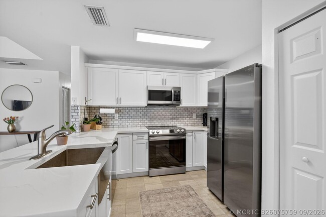 Building Photo - 3387 Commodore Ct