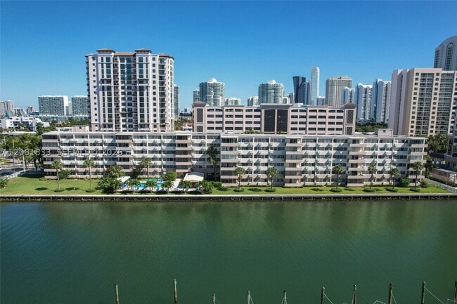 Building Photo - 220 Kings Point Dr