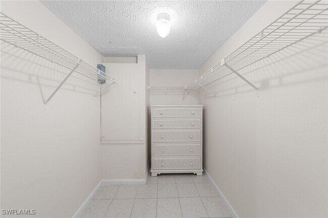Building Photo - 4420 Santa Barbara Blvd