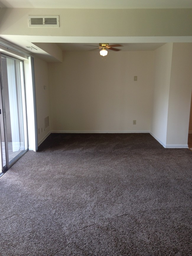 Dining room & Living room - Mount Vernon Apartments