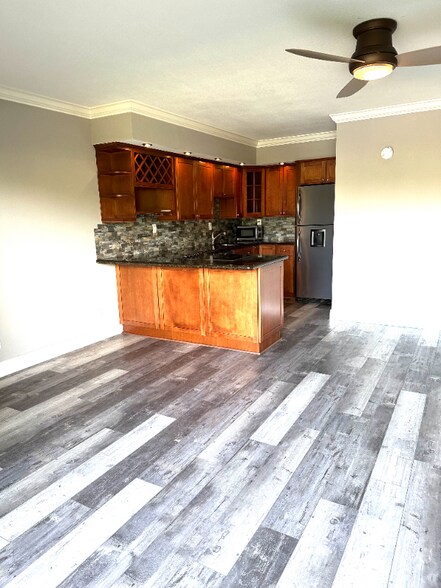 Building Photo - 833 NE 18th Ct