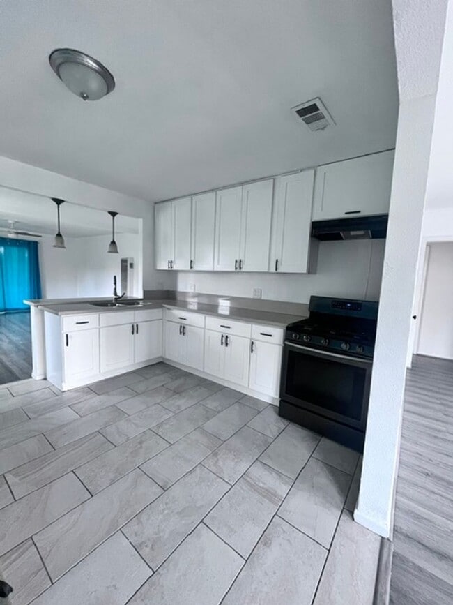 Building Photo - Pet Friendly 4 Bedroom Home