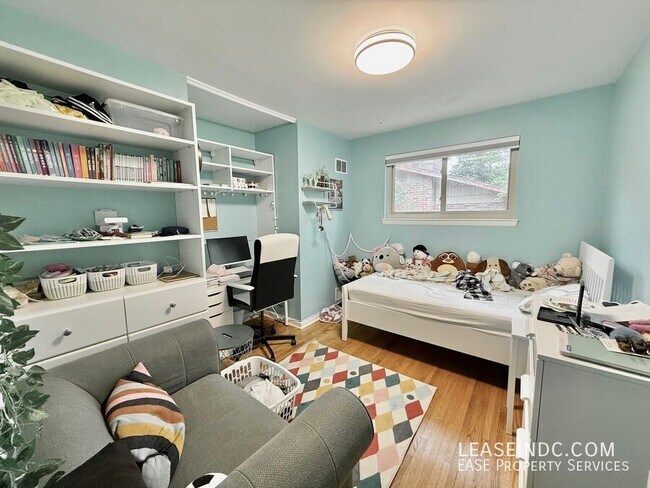 Building Photo - 6424 Hollins Dr