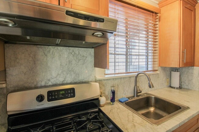 Building Photo - Charming 1 bedroom, 1 bathroom home