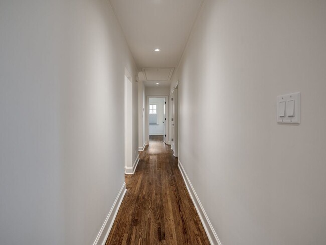 Building Photo - Luxury Living in the Heart of Tulsa