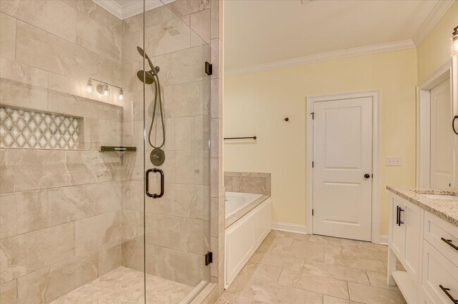 Building Photo - 3067 Rosewood Dr