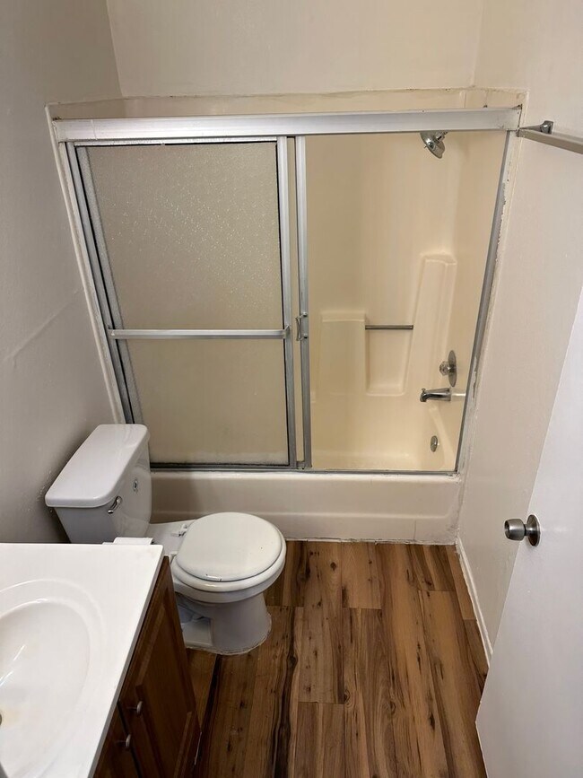 Building Photo - 2-Bedroom First-Floor Condo with Utilities...