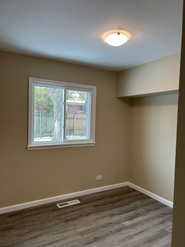 Building Photo - 176 Craig Dr W