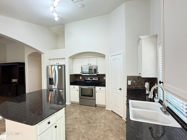 Building Photo - 605 E Nancy Ave