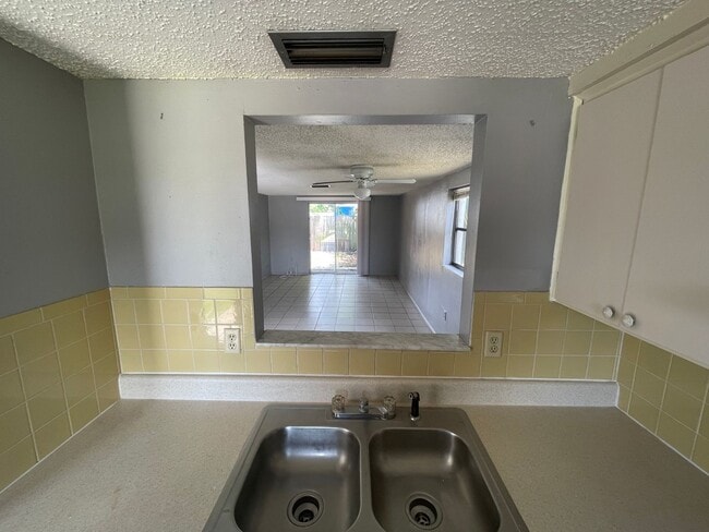 Building Photo - 2/1 in New Port Richey