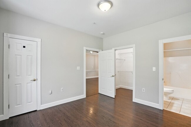 Building Photo - Move-in Ready: 2 Bedroom Condo!