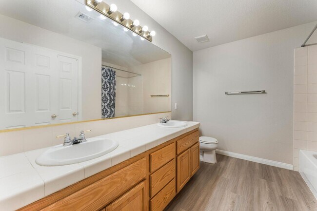 Building Photo - Luxurious Home in Gated Community