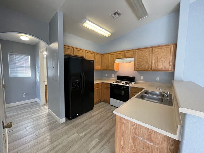 Building Photo - Cute 2 bed 2 bath townhouse with 1 car garage and washer and dryer in unit