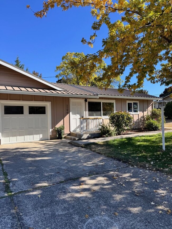 Building Photo - Charming 2-Bedroom Home with Spacious Back...