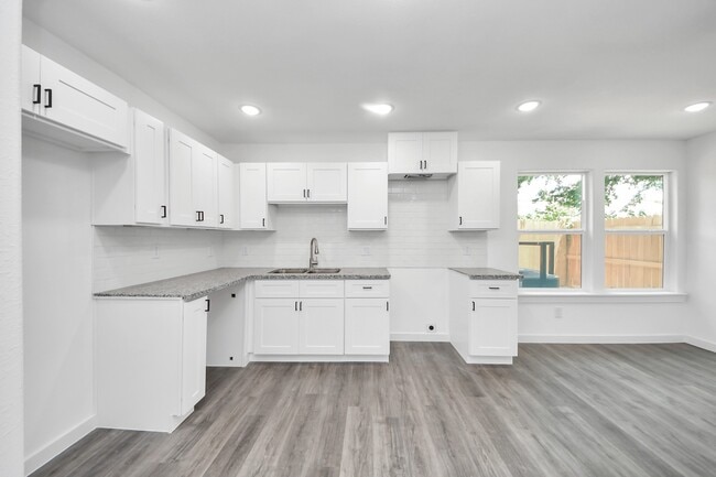 Building Photo - 2322 Wavell St