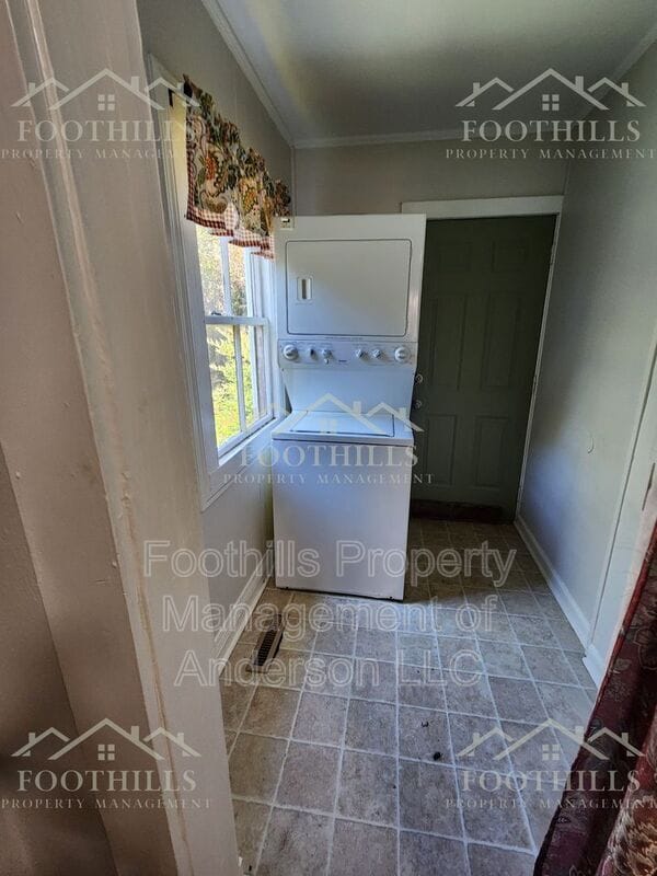 Building Photo - 37 Sirrine St